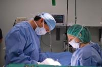 Drs. Reaugh and Gouldin in surgery